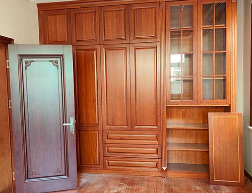 和林格尔中式家庭装修里定制的实木衣柜效果图